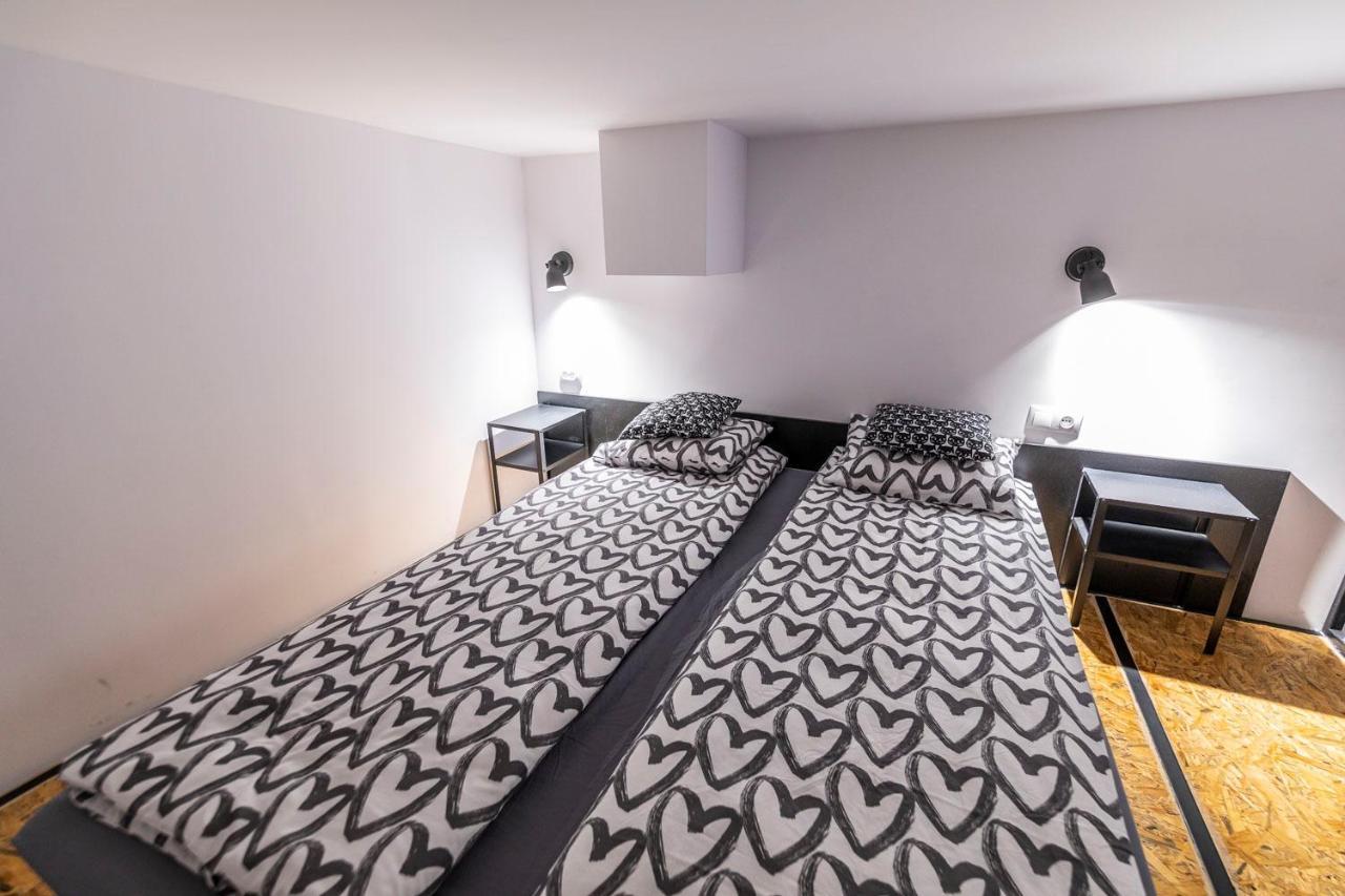 Kolumny 217 Parking Bezplatny *